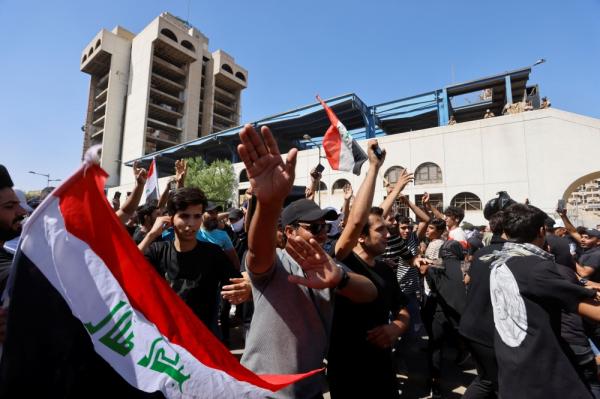 عراقيين يتظاهرون في ساحة التحرير وسط بغداد