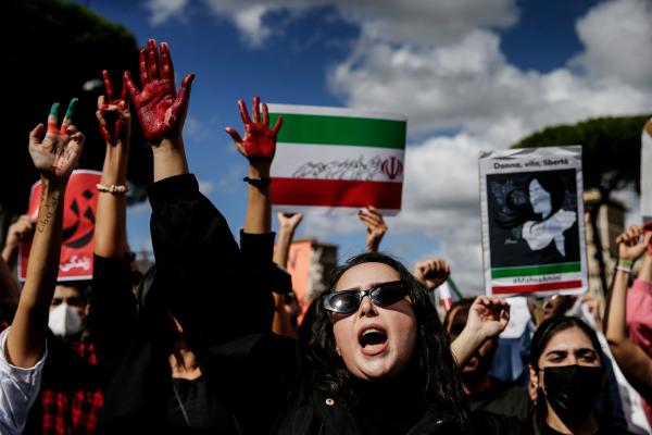 الخناق يضيق على الملالي.. رجال دين يعزلون خامنئي ويصفونه بالمستبد