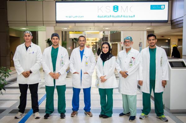 نجاح استئصال ورم ضخم نادر من صدر مريض بالرياض