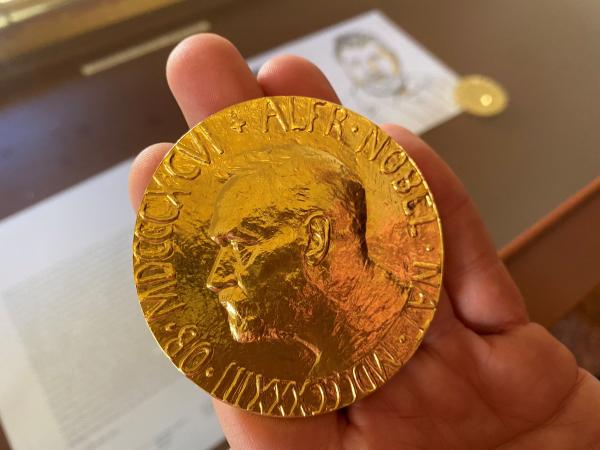أوروبا ترشح زيلينسكي.. من يفوز بنوبل للسلام؟