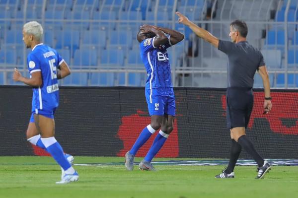 التعاون يُذيق الهلال الهزيمة الأولى بدوري روشن