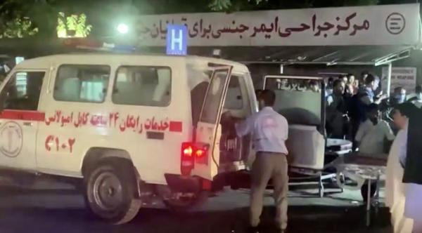 سيارة طوارئ في أثناء وصول مصابين إلى المستشفى بعد هجوم على مطار كابول- رويترز