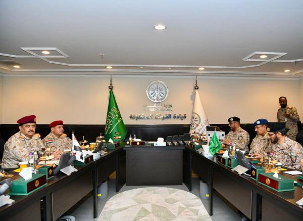 بالصور.. «الأزيمع» يناقش الخطط المستقبلية مع وزير الدفاع اليمني