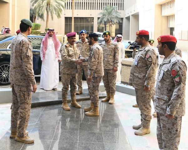 بالصور.. «الأزيمع» يناقش الخطط المستقبلية مع وزير الدفاع اليمني