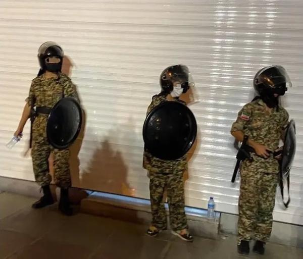 طلاب مدارس إيران: خامنئي قاتل وقيادته باطلة