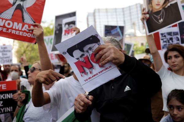 «سي إن إن»: الاحتجاجات تهديد وجودي لنظام الملالي