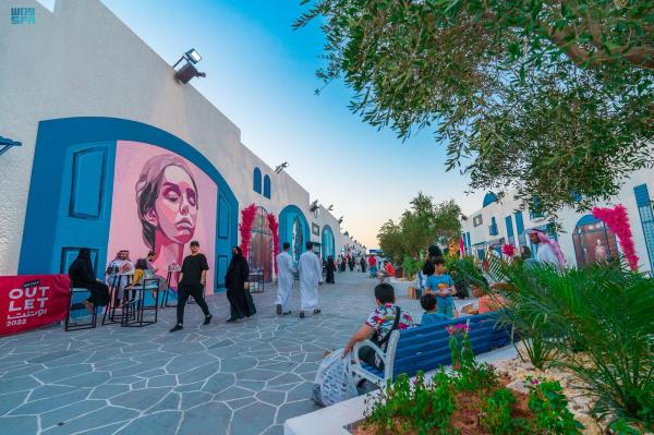 «الجداريات».. روح جمالية تزين أروقة «أوتلت الرياض»