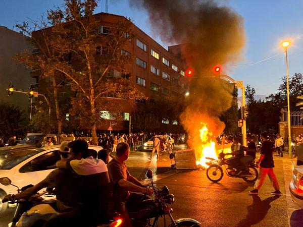 ثورة الإيرانيين تتواصل.. وطهران تهتف غاضبة: «الموت للديكتاتور»