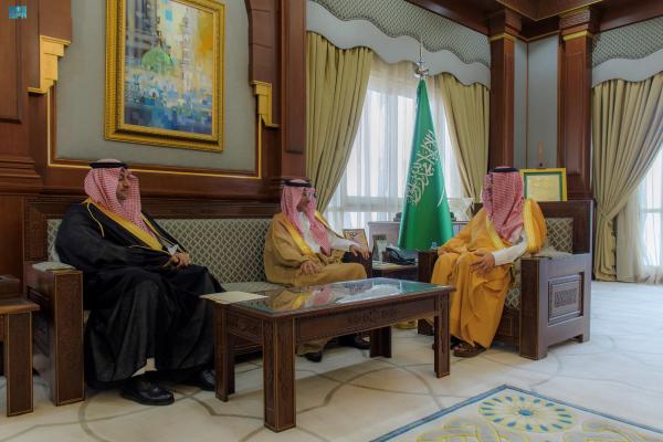 أمير المدينة المنورة يستعرض مبادرات توطين الوظائف