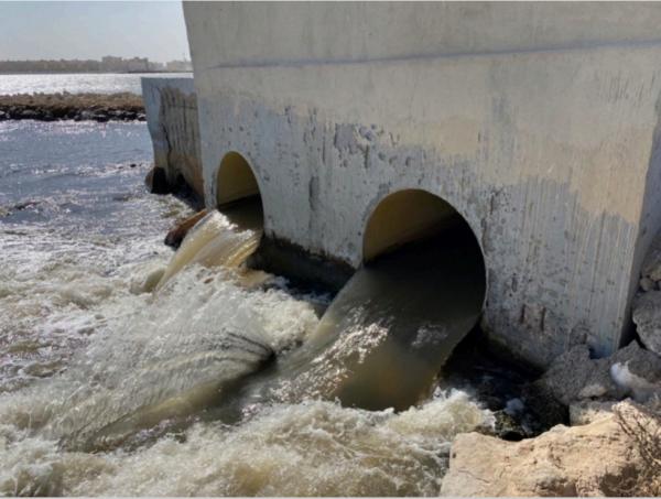 سكب زيوت المركبات بالصرف الصحي.. تهديد مباشر للبيئة وتدمير للإمدادات الغذائية المستقبلية