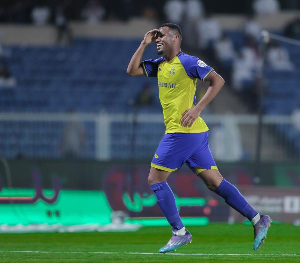 الشباب.. يوسع الفارق