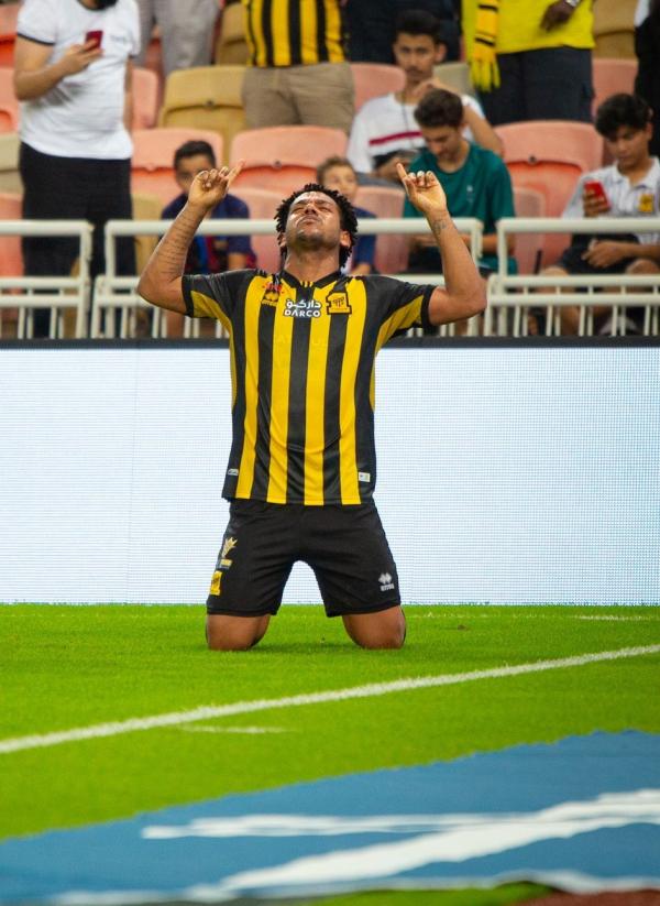 الشباب.. يوسع الفارق