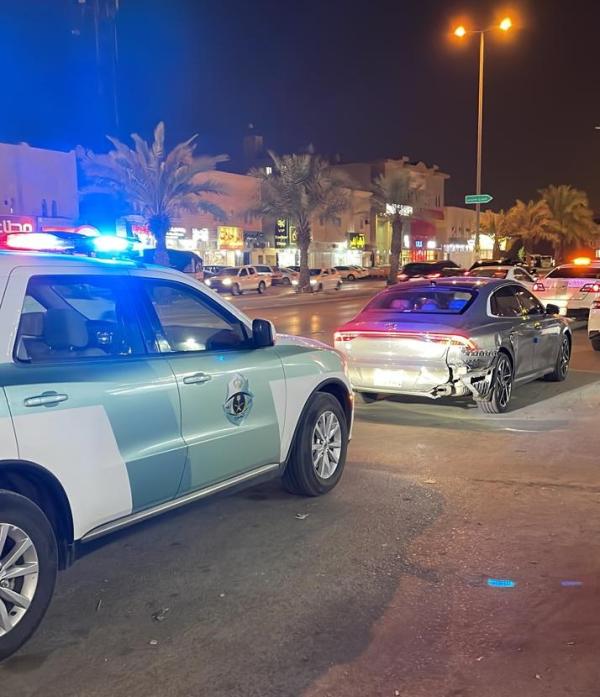 ضبط قائد مركبة يسير على الطرق السريعة دون الجلوس على مقعد السائق