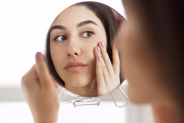 حيلة يومية تقلل التجاعيد.. كيف تبدو أصغر سنًا؟