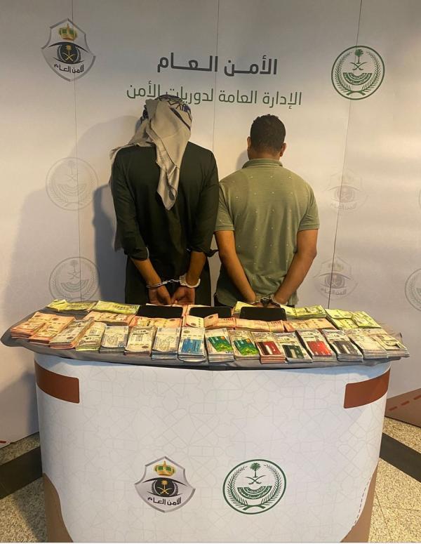 ضبط مقيمين حولا أموالا غير مشروعة للخارج