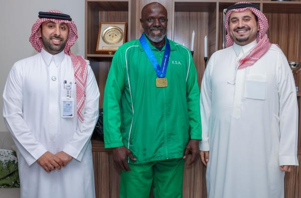 بن جلوي يكرّم بطل العالم في المصارعة