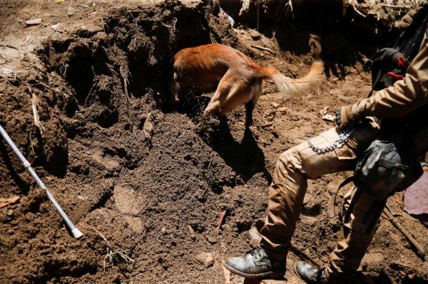 وفاة 43 شخص في انهيار أرضي بفنزويلا وفقدان أكثر من 50 شخص