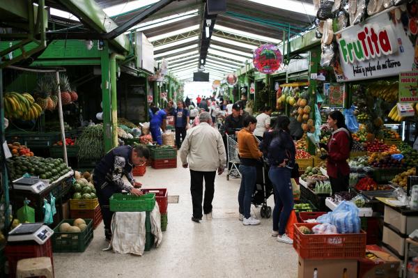 أحد أسواق كولومبيا التي تشهد معدلات تضخم تاريخية (رويترز)