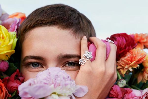 حينما تتفتّح براعم الأنوثة غراف تطلق تصاميمها العصرية Wild Flower