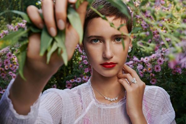 حينما تتفتّح براعم الأنوثة غراف تطلق تصاميمها العصرية Wild Flower