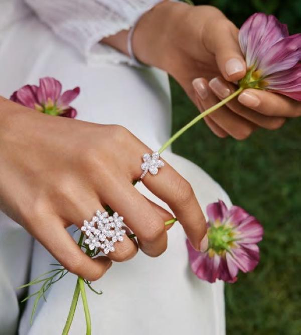 حينما تتفتّح براعم الأنوثة غراف تطلق تصاميمها العصرية Wild Flower