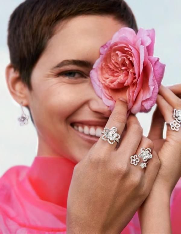 حينما تتفتّح براعم الأنوثة غراف تطلق تصاميمها العصرية Wild Flower
