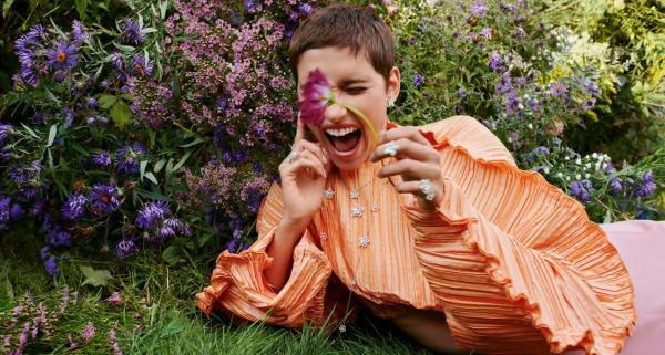 حينما تتفتّح براعم الأنوثة غراف تطلق تصاميمها العصرية Wild Flower
