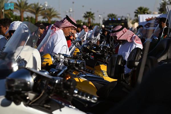 بالصور.. أشهر أنواع السيارات وأكثرها ندرة بمعرض 