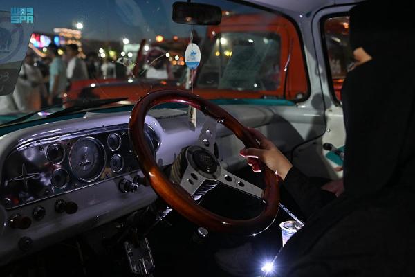 بالصور.. أشهر أنواع السيارات وأكثرها ندرة بمعرض 