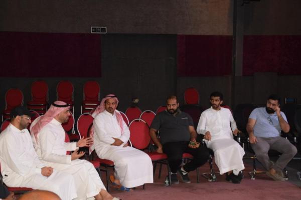 المقهى المسرحي جمع بعض المهتمين بأبي الفنون - اليوم