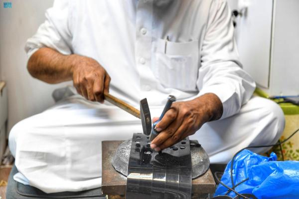 «الخرازة».. مهنة يدوية تراثية يتوارثها الحرفيون