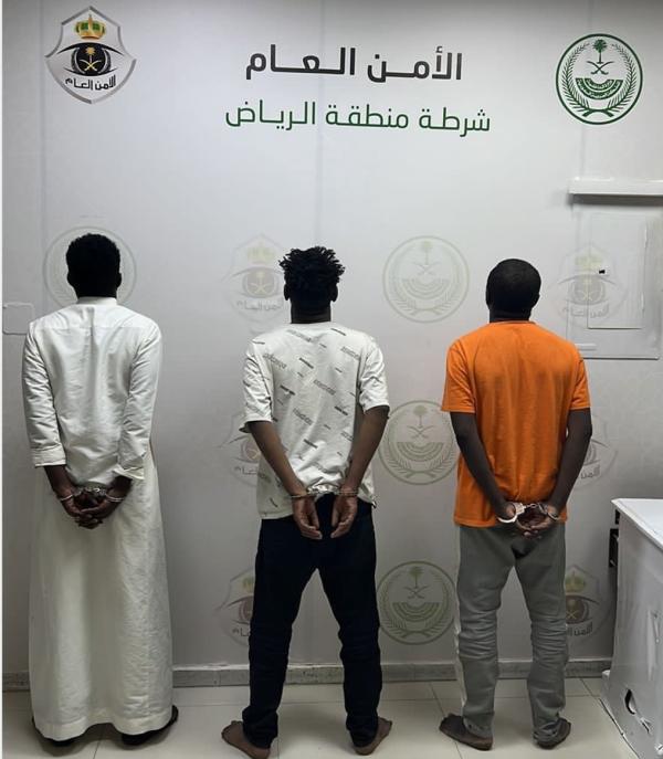 ضبط 3 أشخاص يترصدون مستخدمي الصرف الآلي