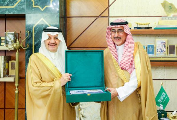 أمير الشرقية يستلم نسخة من كتاب 'الملك السابع' من الوليد آل مبارك