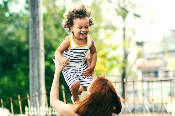 بعض أنواع العدوى تأتي من التفاعل المباشر كتبادل أدوات الطعام - مشاع إبداعي