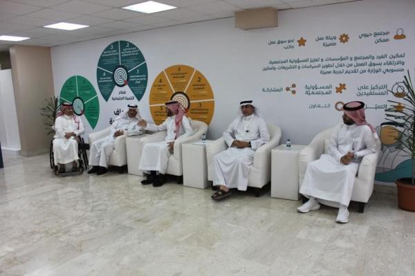 مذكرة تفاهم لتوظيف 30 مستفيدا من «الموارد البشرية»