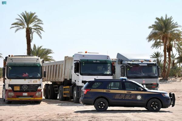 ضبط مخالفين بتجريف الرمال والتربة دون ترخيص في تبوك