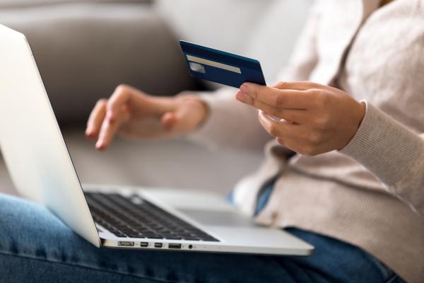 الإطاحة بعصابة دولية للاحتيال الإلكتروني