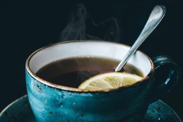تناول المشروبات الساخنة- مشاع إبداعي