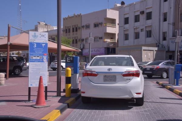 المواقف الذكية.. قفل عجلة المركبة بعد 30 يوما من المخالفة