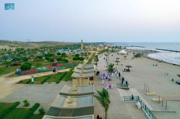 «كورنيش شاطئ بيش»..تحفة جمالية بلون الرمال الذهبية