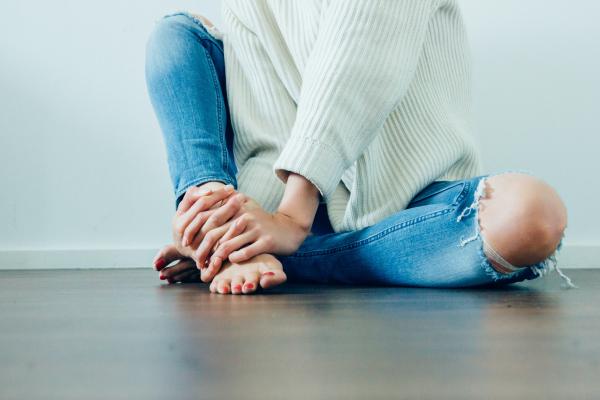 يصيب كل من النساء والرجال أنواع مختلفة من الروماتيزم - مشاع إبداعي