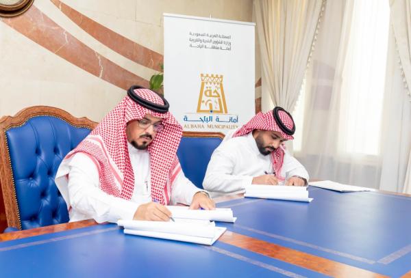 أمين الباحة يوقع عقود عدد من المشروعات بالمنطقة