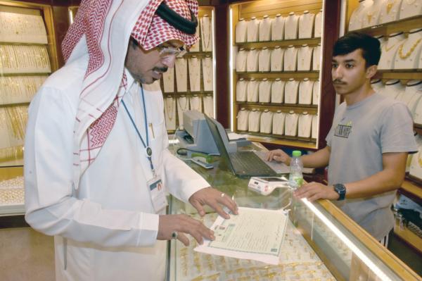 حملة ثلاثية تضبط 86 مخالفة «توطين» بالسوق القديم في الدمام