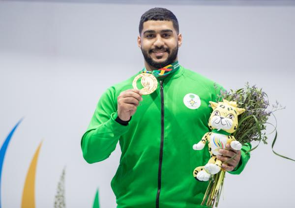 السباح علي العثمان.. علاقة عشق مع الذهب