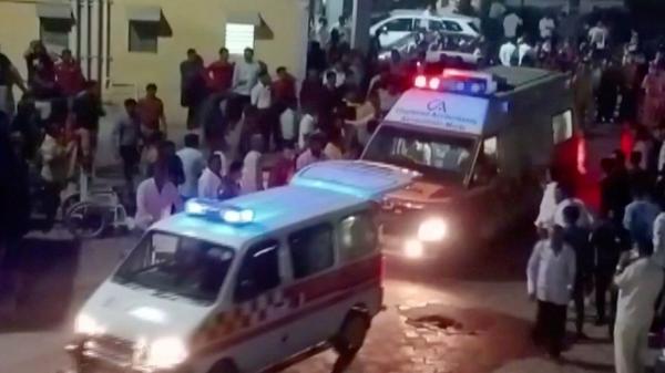 68 قتيلا في انهيار جسر بالهند