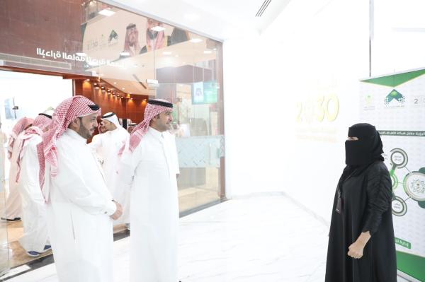 الحقيل يتفقد عددًا من المشروعات الحيوية في عرعر