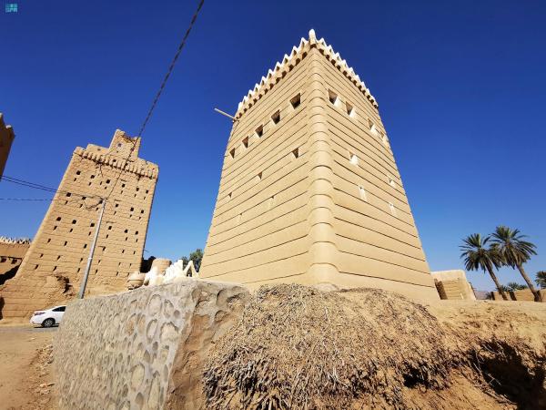 «بيوت الطين»..لوحات فنية مطرزة بالتميز والأصالة