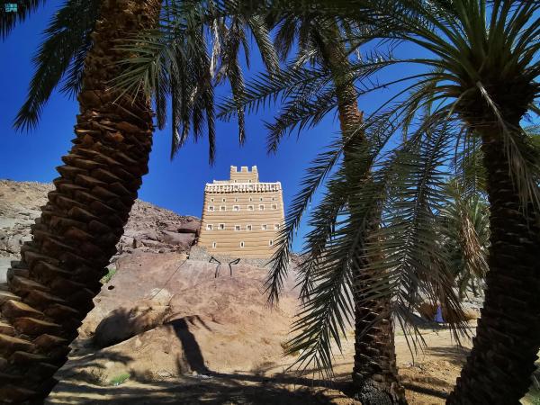 «بيوت الطين»..لوحات فنية مطرزة بالتميز والأصالة
