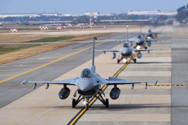 مقاتلات KF-16 في قاعدة جوية في مقاطعة جولا الشمالية بكوريا الجنوبية - د ب أ