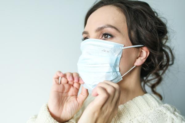 يفضل تقليل استخدام مستحضرات الجميل للعناية بالبشرة عند ارتداء قناع الوجه- مشاع إبداعي